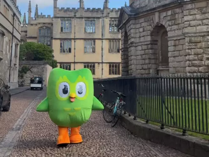 Duo the Owl beside Radcliffe Camera